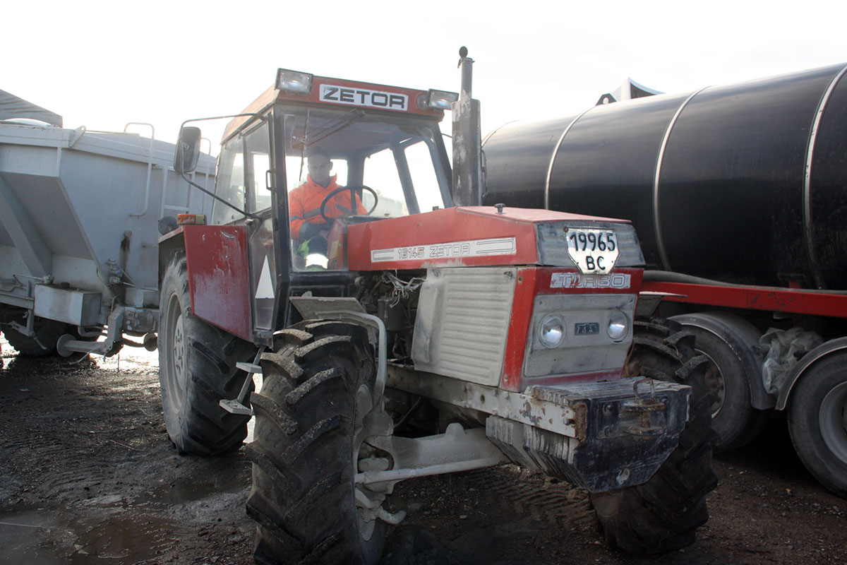 ZETOR 16145 tractor cement spreader